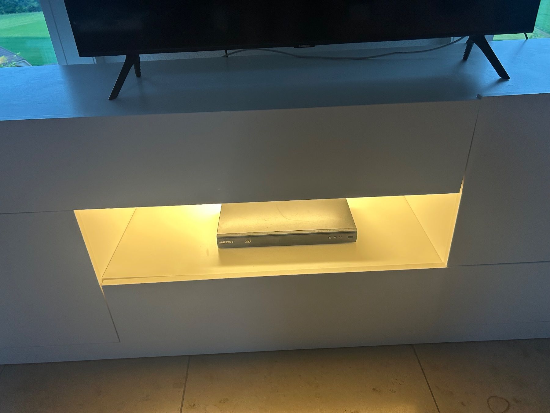 Interio Mobili TV: Weisses TV-Möbel mit Beleuchtung Sideboard Interio – Usato da Bremgarten b. Bern venduto da m-stalder80 4
