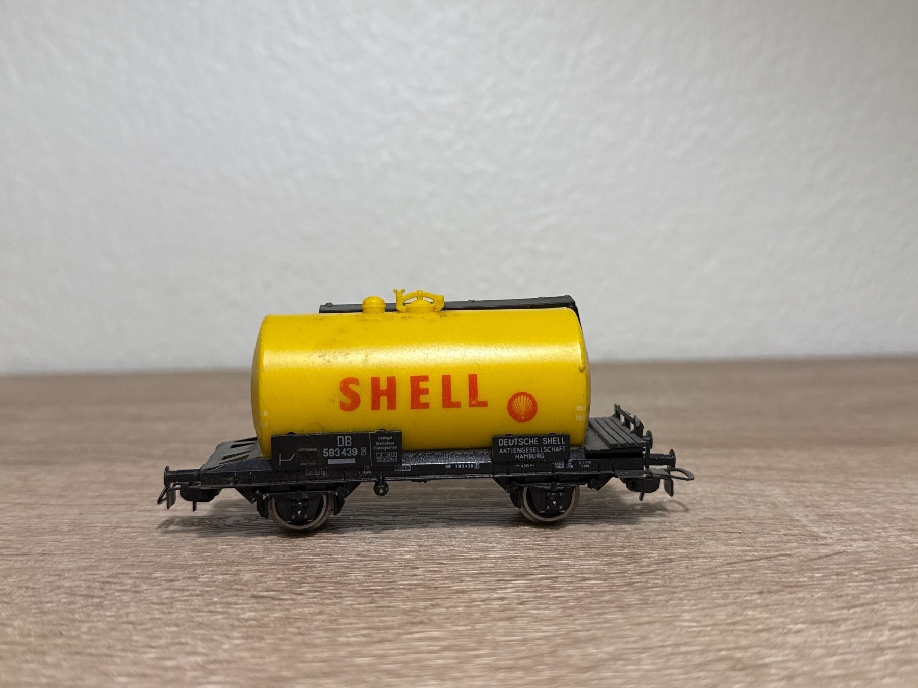 Lima Modelleisenbahnen: Lima Kesselwagen SHELL H0 (18) – Gebraucht aus St-Aubin-Sauges von Lo_Go