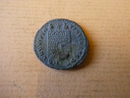 uralte Bronzemünze Stadttor  19 mm     3.28 gr