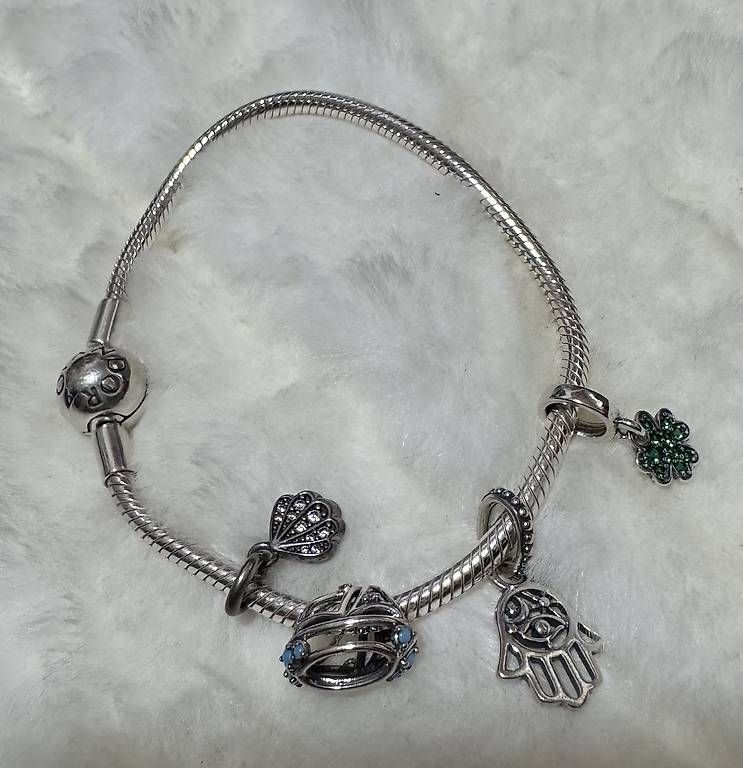 Pandora Bracciali & Braccialetti: Pandora Armband mit 4 Charms – Usato da Bassersdorf venduto da A.Perez8