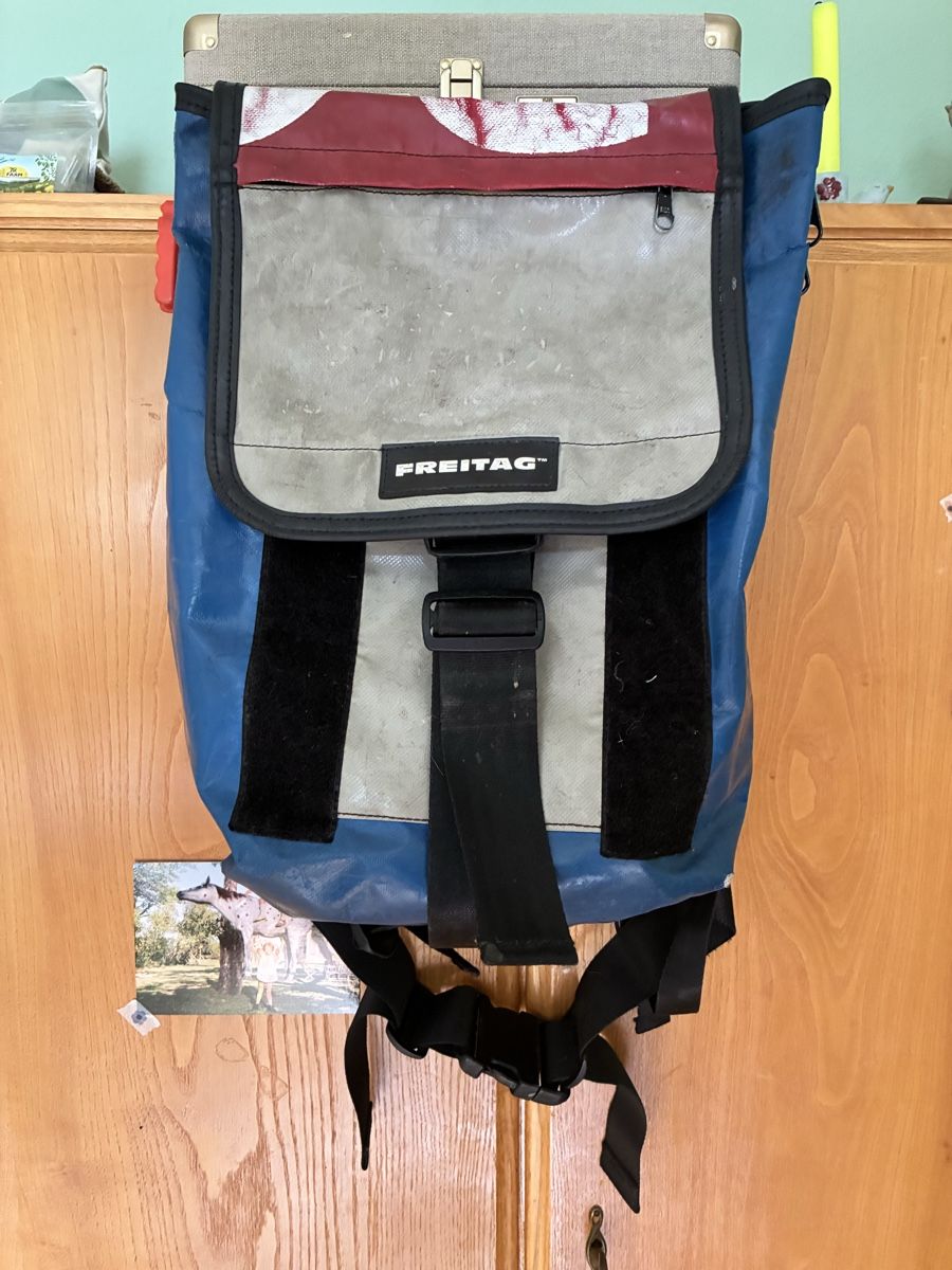 Freitag Zaini: Freitag Rucksack blau rot gebraucht – Usato da Steinmaur venduto da jul_6lwt