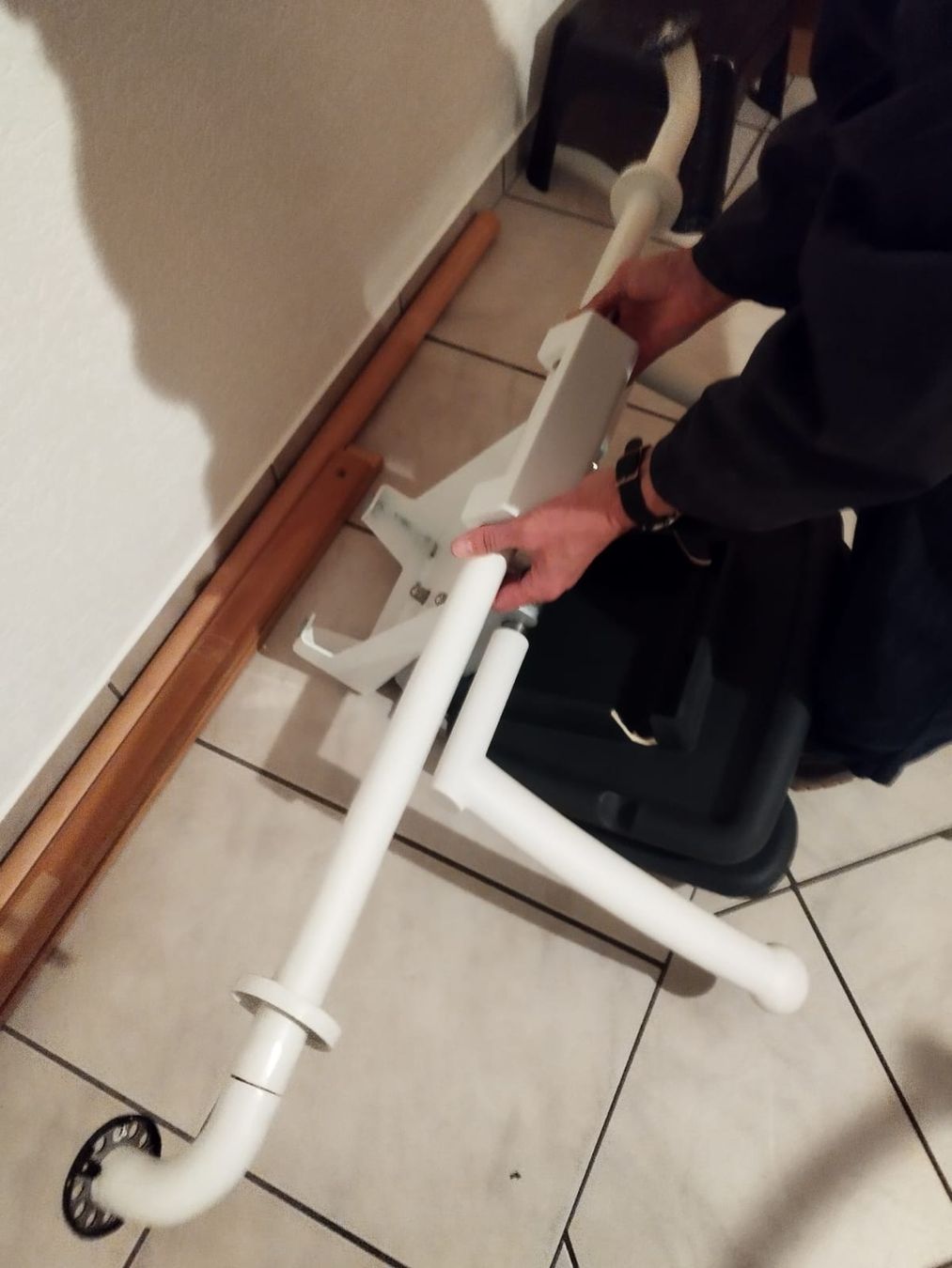 Docce: Chaise de douche rabatable état neuf avec barre de fixation – Nuovo (secondo la descrizione) da Courtepin venduto da Organikal 2