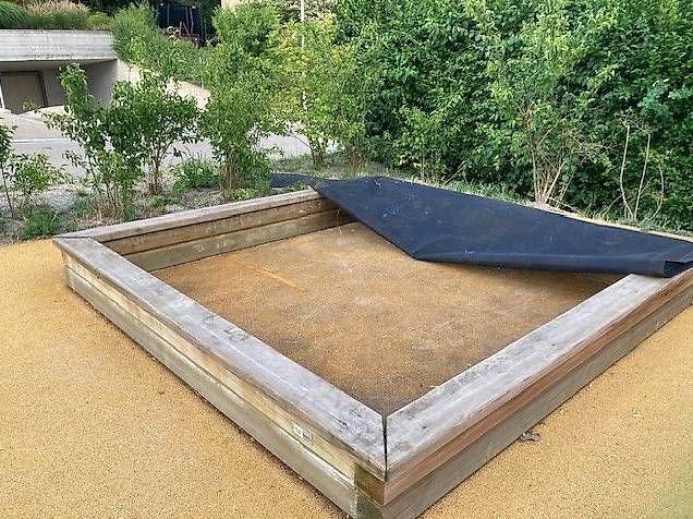 Sabbiera per bambini: Qualitäts-Sandkasten mit Abdeckung. – Usato da Wallisellen venduto da xbee 2