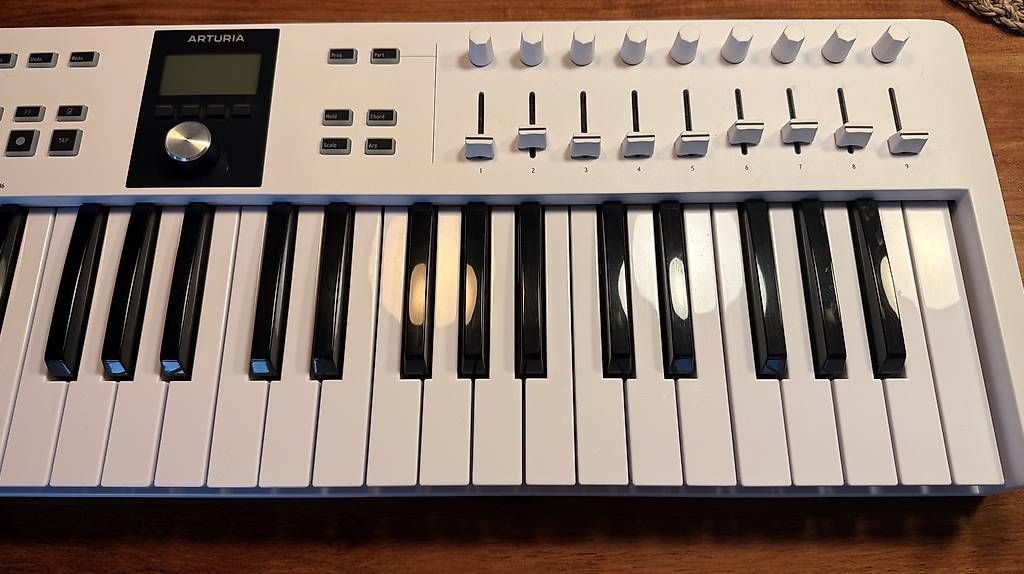 Strumenti musicali: MIDI Player Arturia Keylab Essential 49 neuwertig – Usato da Buchrain venduto da chefsskills 2