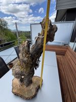Holzskulptur mit Kletterfiguren, Deko für Wohnung, Haus.