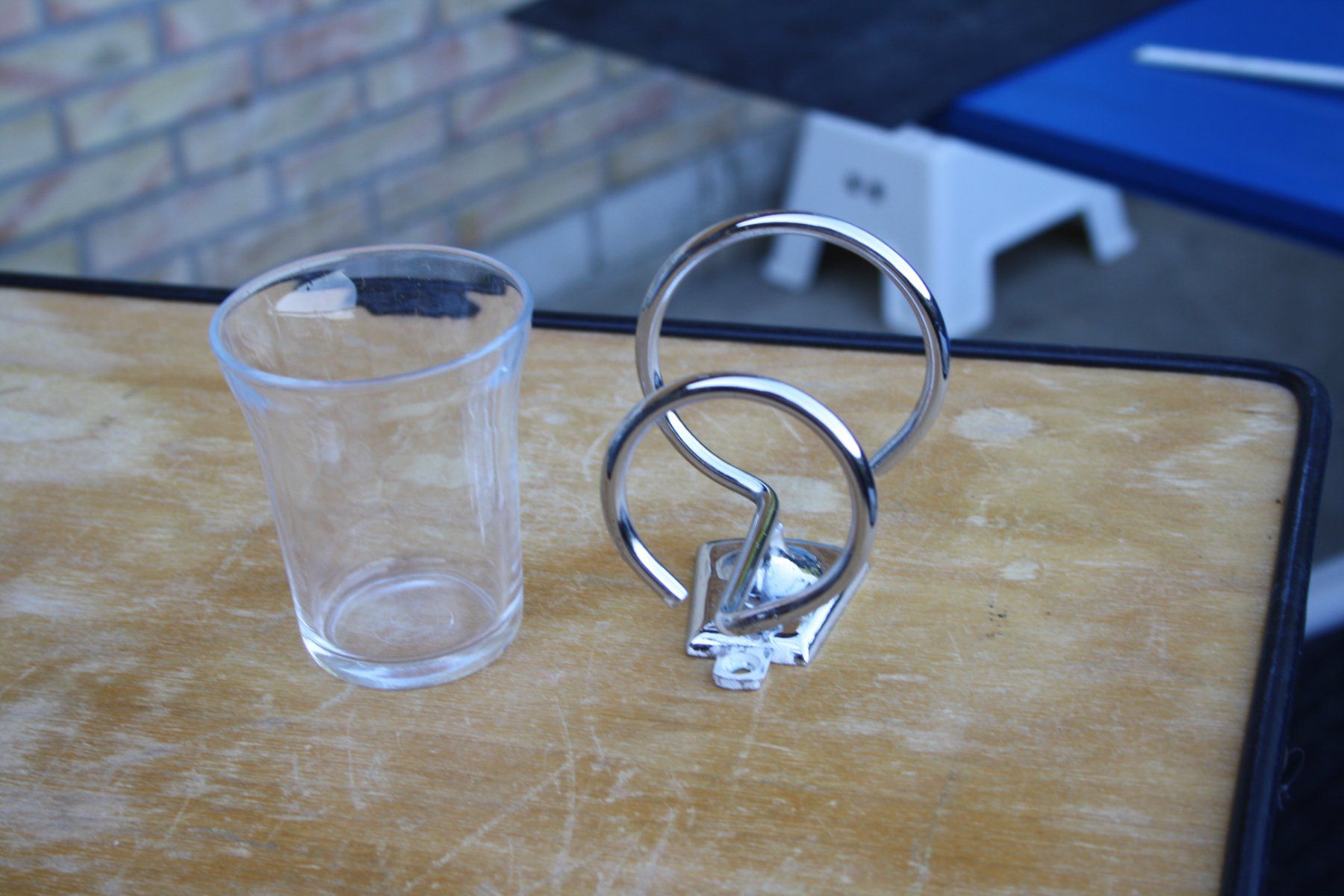 Bicchieri: VINTAGE ZAHNGLAS MIT WANDHALTER – Usato da Wauwil venduto da Pneuedy 6
