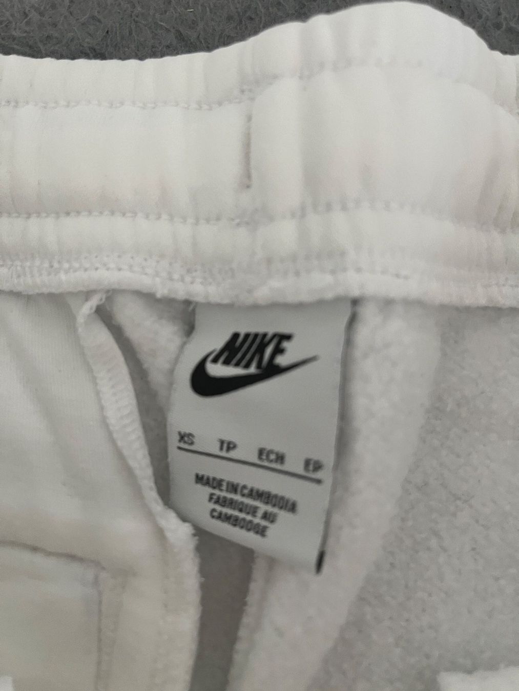 Nike Pantalons: Pantalon de jogging Nike blanc – D'occasion à Court par Style_ambre 2