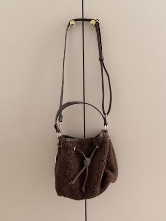 Cozy brown teddy bucket bag, perfect for fall winter style