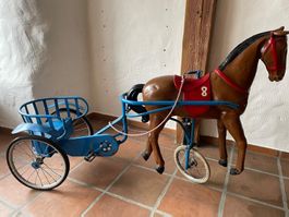 antikes spielzeug Blech-Pferd mit Wagen