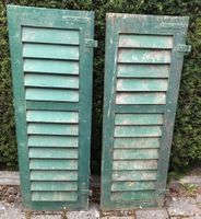 2 alte Fensterläden aus Holz zu Dekorationszwecken