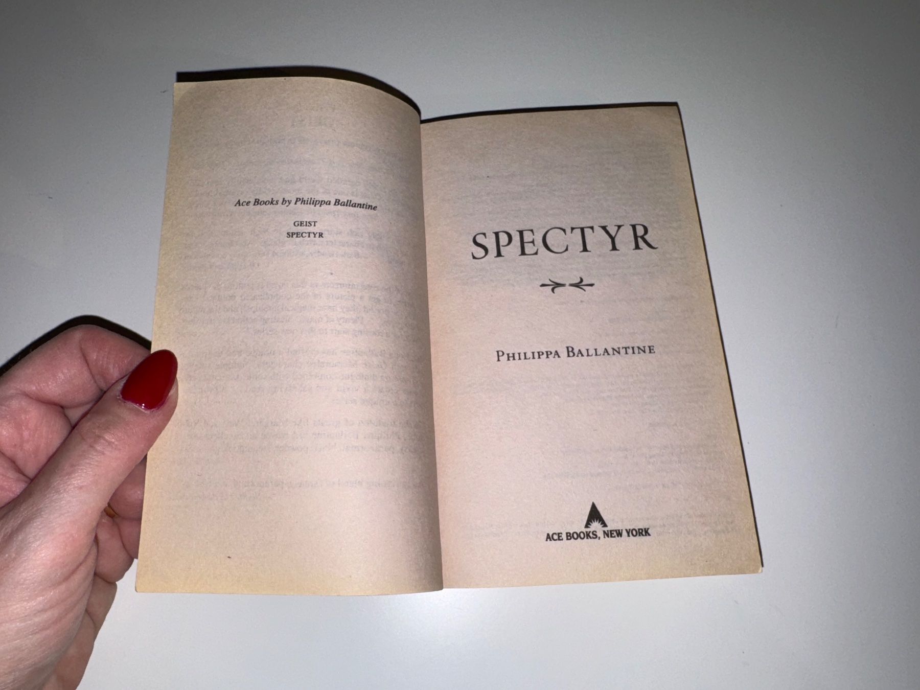 Libri: NOVEL Philippa Ballentine, Spectyr – Usato da Grosswangen venduto da English_books 3