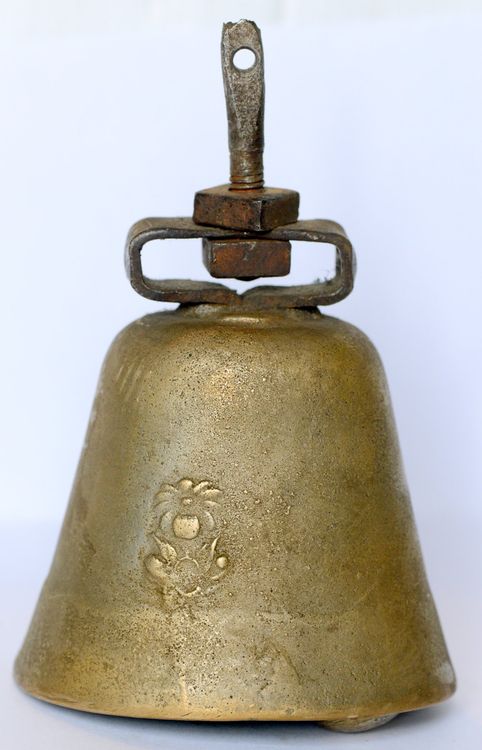 ANCIENNE PETITE CLOCHE sonnaille en bronze N°6 et croix, tige bourdon