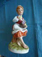 ältere Capodimonte Porzellan-Figur  - Mädchen mit Taube -