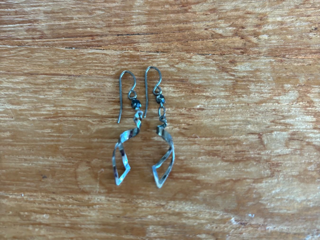 Ohrringe & -stecker: Ohrringe / anthrazit mit Steinen gedreht – Gebraucht aus Stadel von Chanel_5