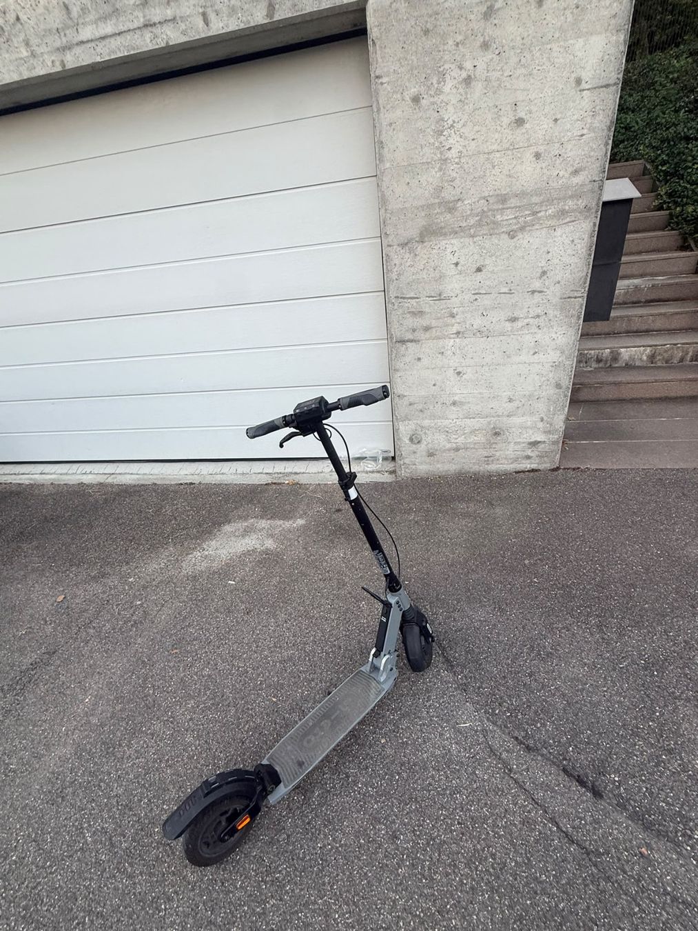 Elektromobile: Micro Merlin 2 E-Scooter elektrisch schwarz gebraucht – Gebraucht aus Zürich von dom_g5nv 2
