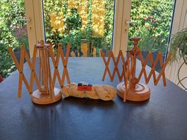 2 antike Garnwickler/Schirmkapsel,1 Wollstrange, Vintage