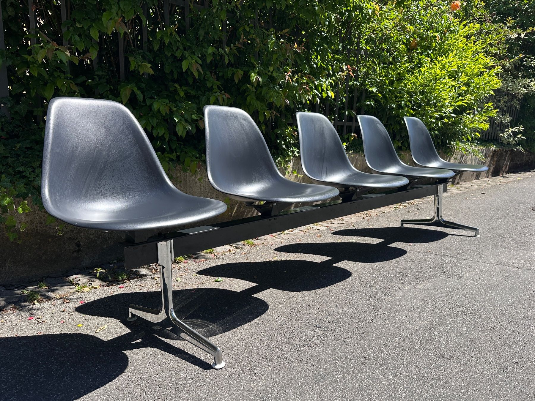 Vitra Sedie: 5 Stühle Vitra Eames Plastic Sidechair auf Traverse, schwarz – Usato da Bern venduto da troom105 2