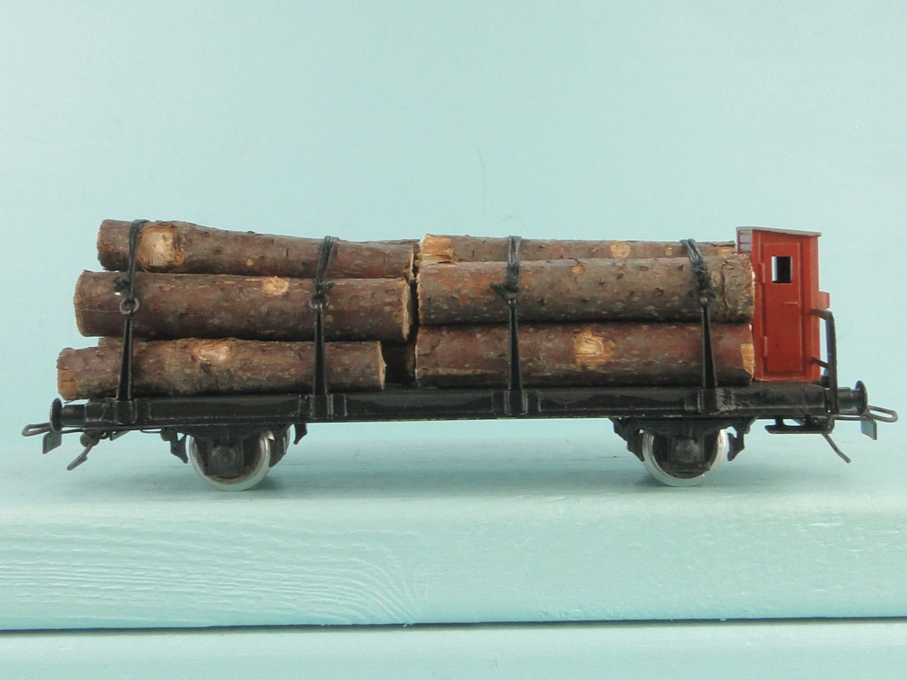 Märklin Modellini di ferrovie: Märklin/Eigenbau Flachwagen mit Holz beladen – Usato da Bülach venduto da cann11 1