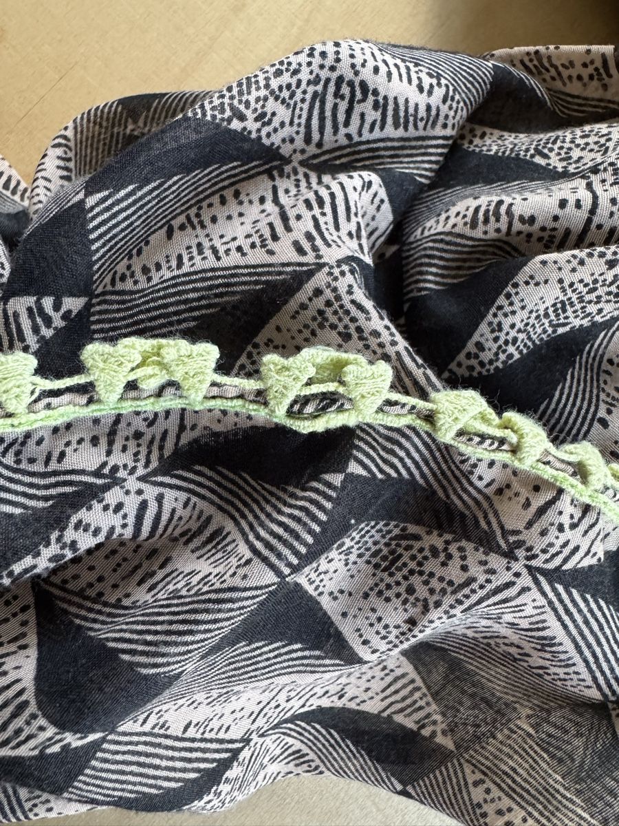 Foulard & Sciarpe: Leichter Rundschal mit Häkelrand – Usato da Zürich venduto da bergi777 1