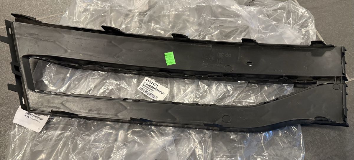 Skoda Tutti pezzi di ricambio auto: Skoda Superb Frontgrill unten – Usato da Gipf-Oberfrick venduto da Mini_FRK 6