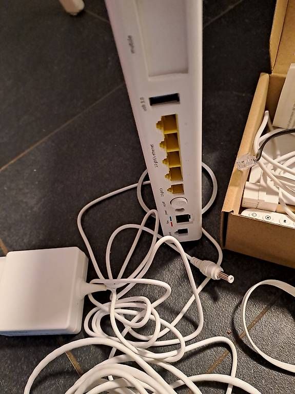 Cavi: Modem, Verstärker, diverse lan Kabel etc. – Usato da Liestal venduto da daspi01 1