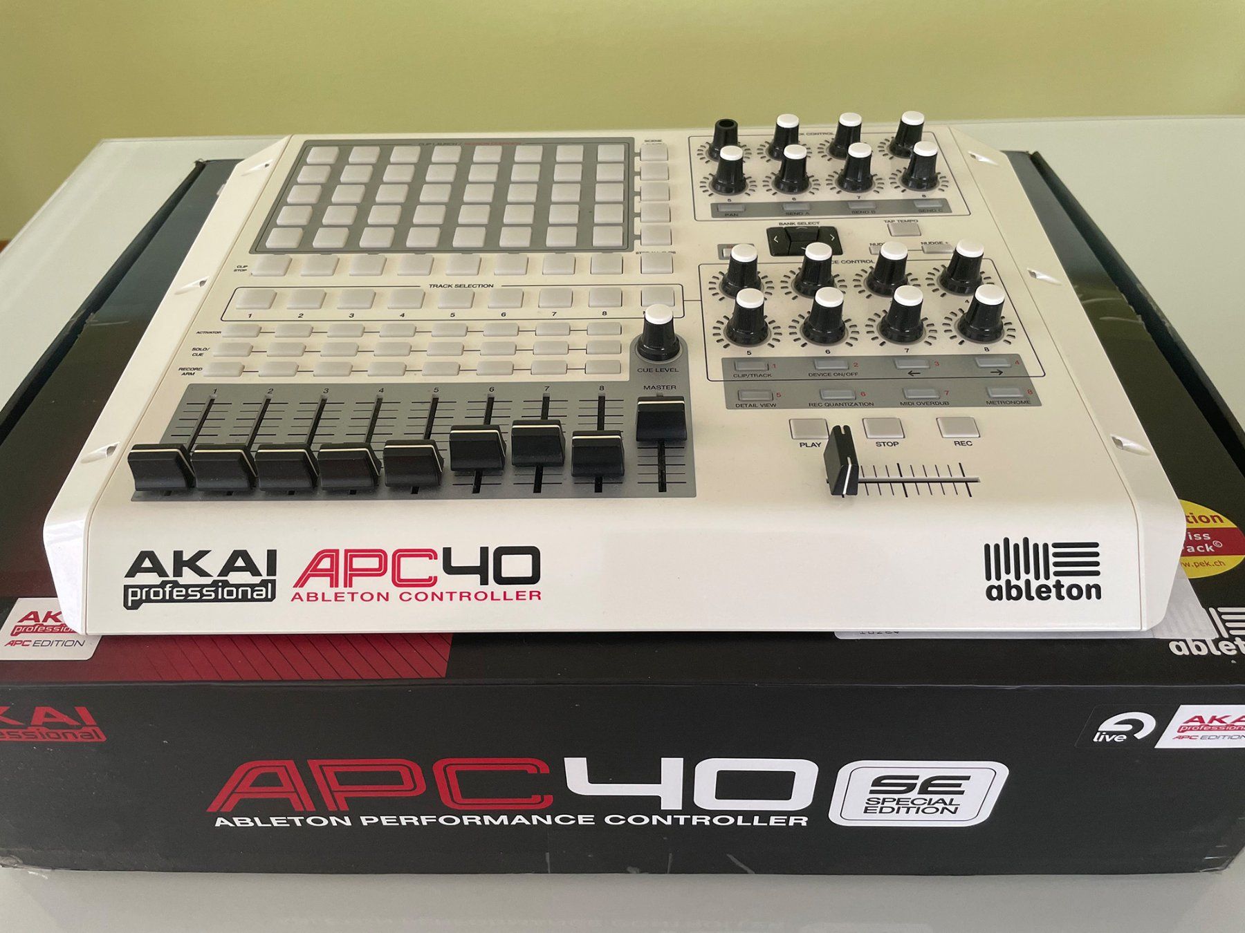 Akai Instruments de musique: AKAI Pro APC40 SE Ableton Controller (Special Edition/White) – D'occasion à Ebikon par Posed
