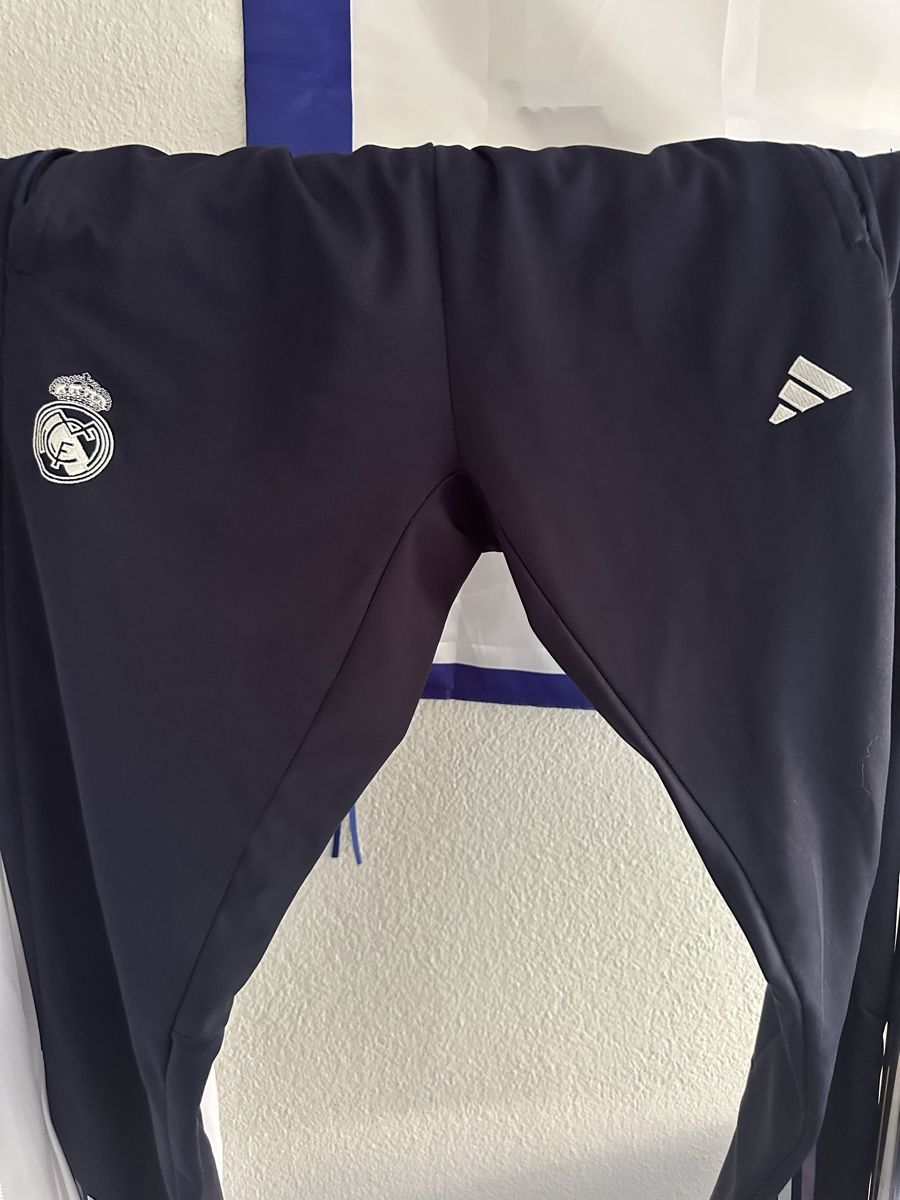 Adidas Costumes: Real Madrid Trainingsanzug Grösse L – D'occasion à Kehrsatz par shabirrezai27 4