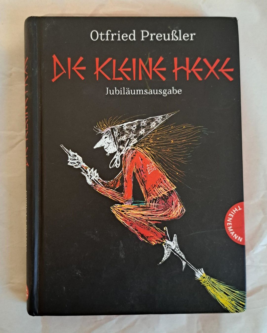 Libri: Die kleine Hexe: Jubiläumsausgabe mit rotem Farbschnitt – Usato da Basel venduto da Patiscat