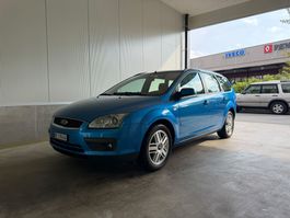 Ford Focus Kombi 1.6i 16V blau Automat