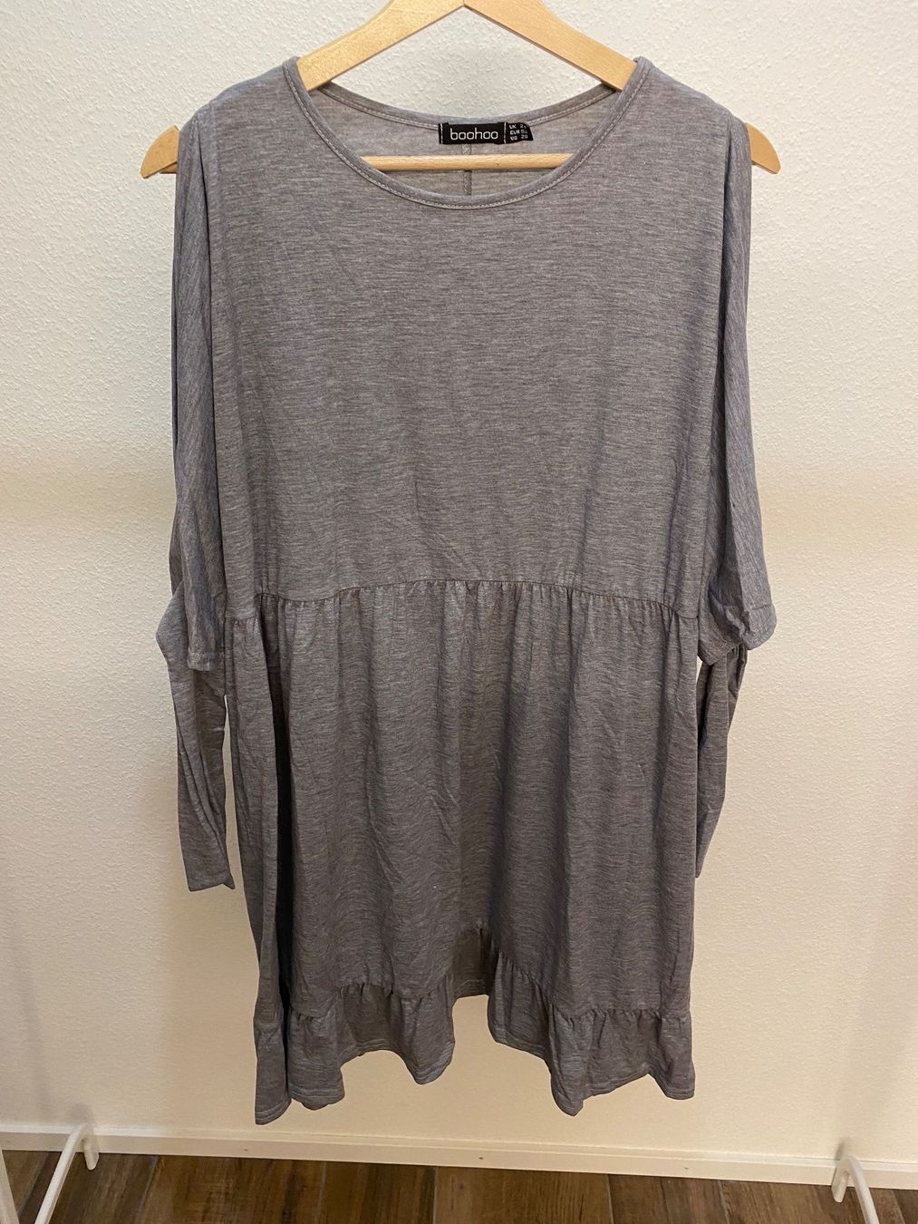 Boohoo Vestiti: Kleid mit Cut Out an Schultern grau Gr. 52 – Usato da Pratteln venduto da a23_j2gs 1