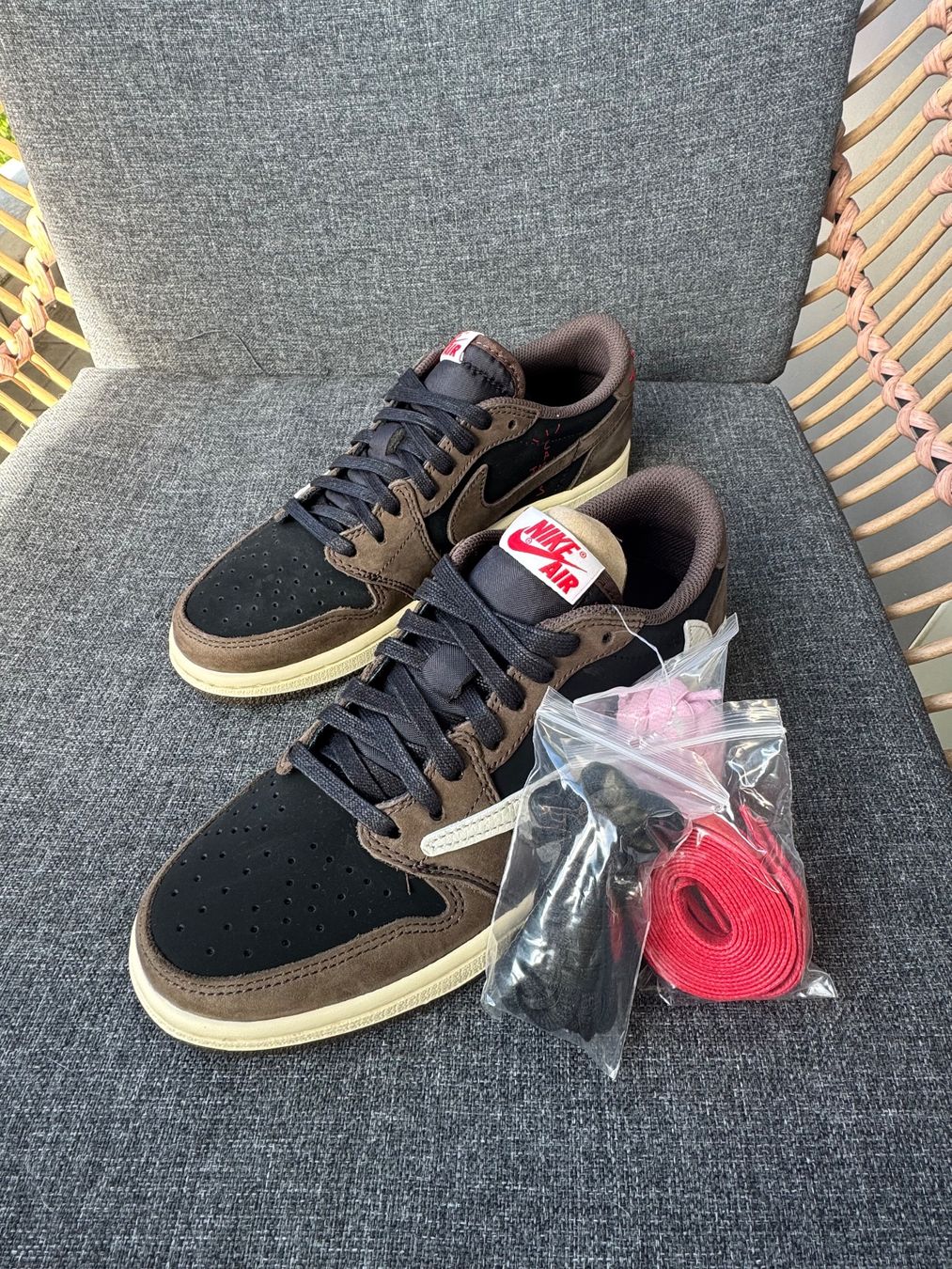 Jordan Herrenschuhe: Jordan 1 low Travis Scott Mocha T40/S7 – Neu und originalverpackt aus Corsier-sur-Vevey von mau_rl75 2