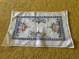 Centrino ricamato a mano stile asiatico