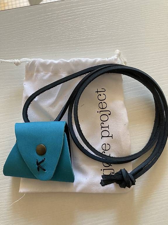 Sonstige Kleidung & Accessoires: Porte-lunettes – Neu und originalverpackt aus Pully von syl_6jg9 3