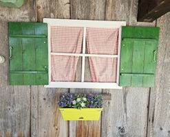 Wanddeko Fenster mit Fensterläden Holz