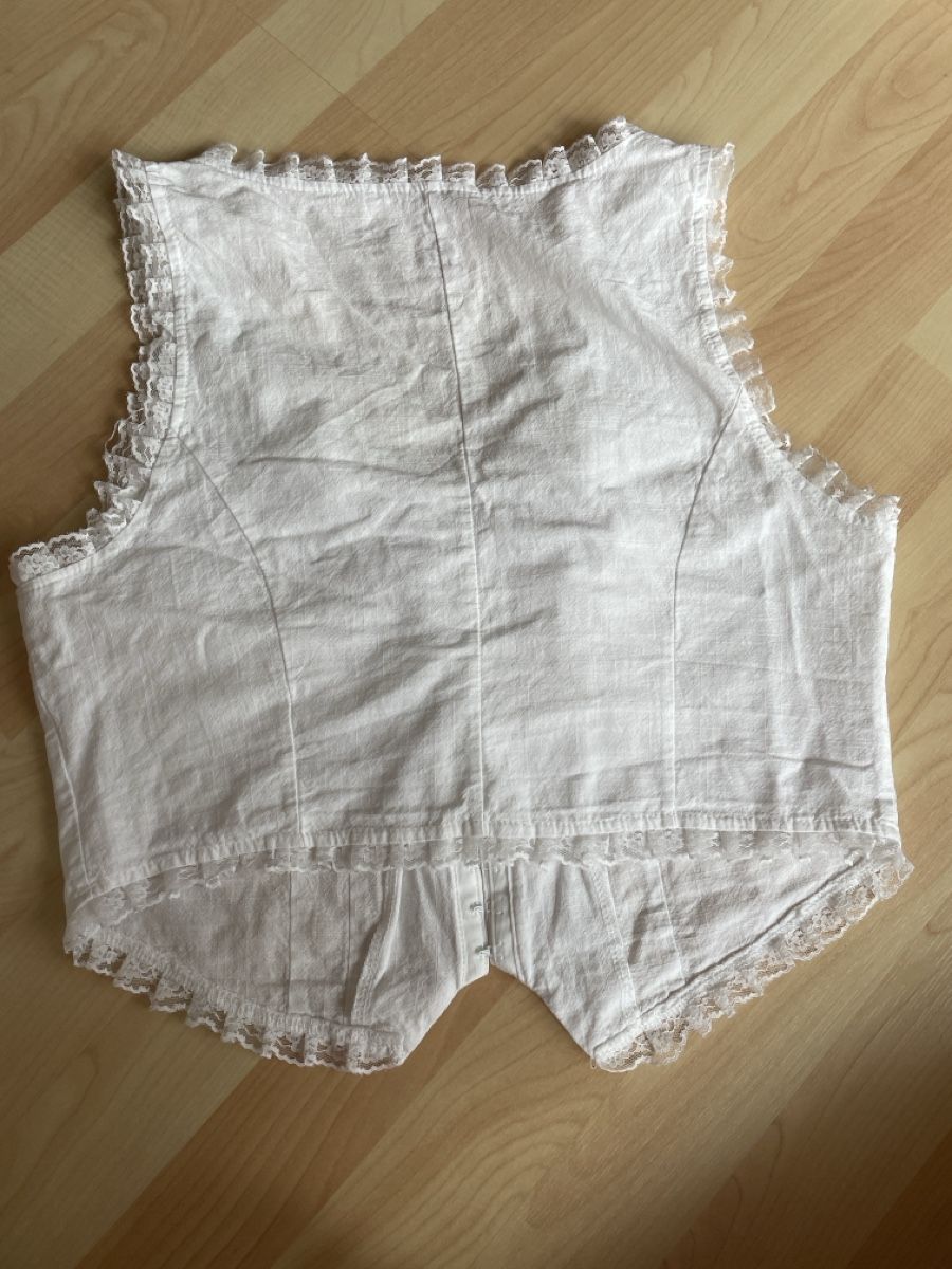 Top: Top/Weste mit Spitzen – Usato da Sissach venduto da nelimas 2