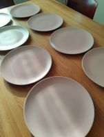 8 schöne, schlichte Speiseteller in matt rosa 26cm in Luzern