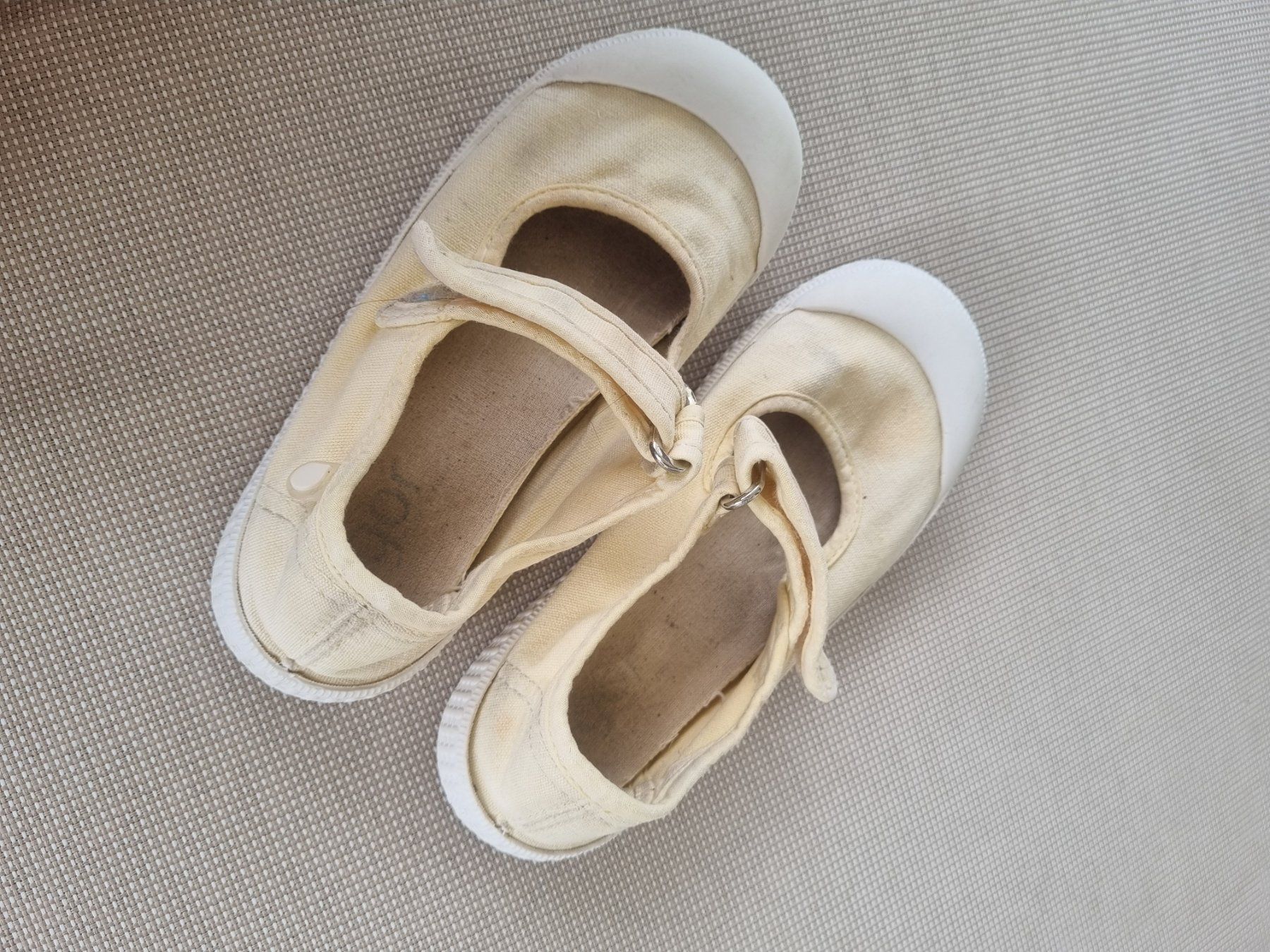 Schuhe für Mädchen: Igor Klettschuhe Gr 27 (28), Baumwolle, hellgelb – Gebraucht aus Bäch SZ von cri_87ts