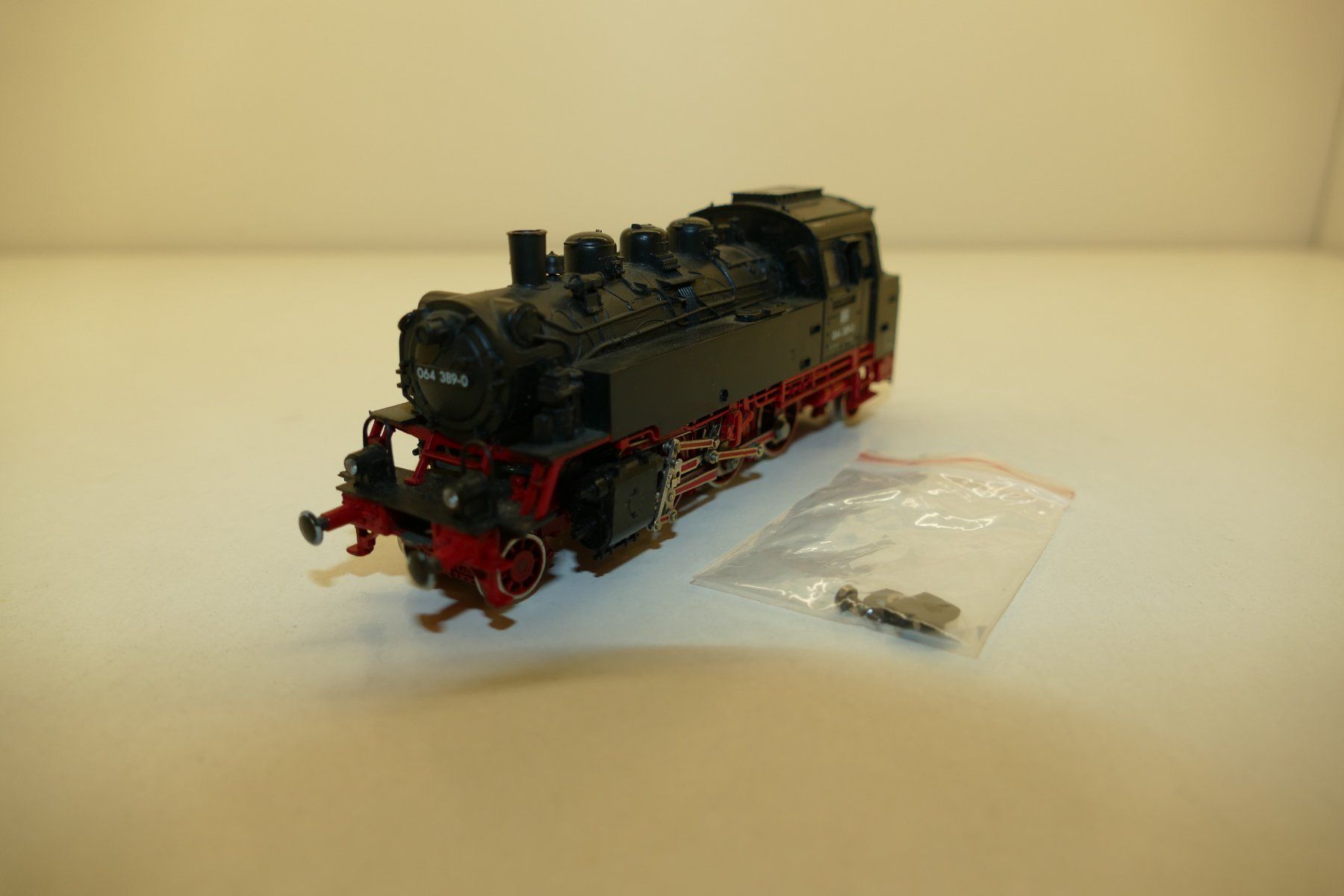 Fleischmann Modellini di ferrovie: Fleischmann H0: DB Tenderdampflok BR64 – Usato da Niederhasli venduto da rail-duerst