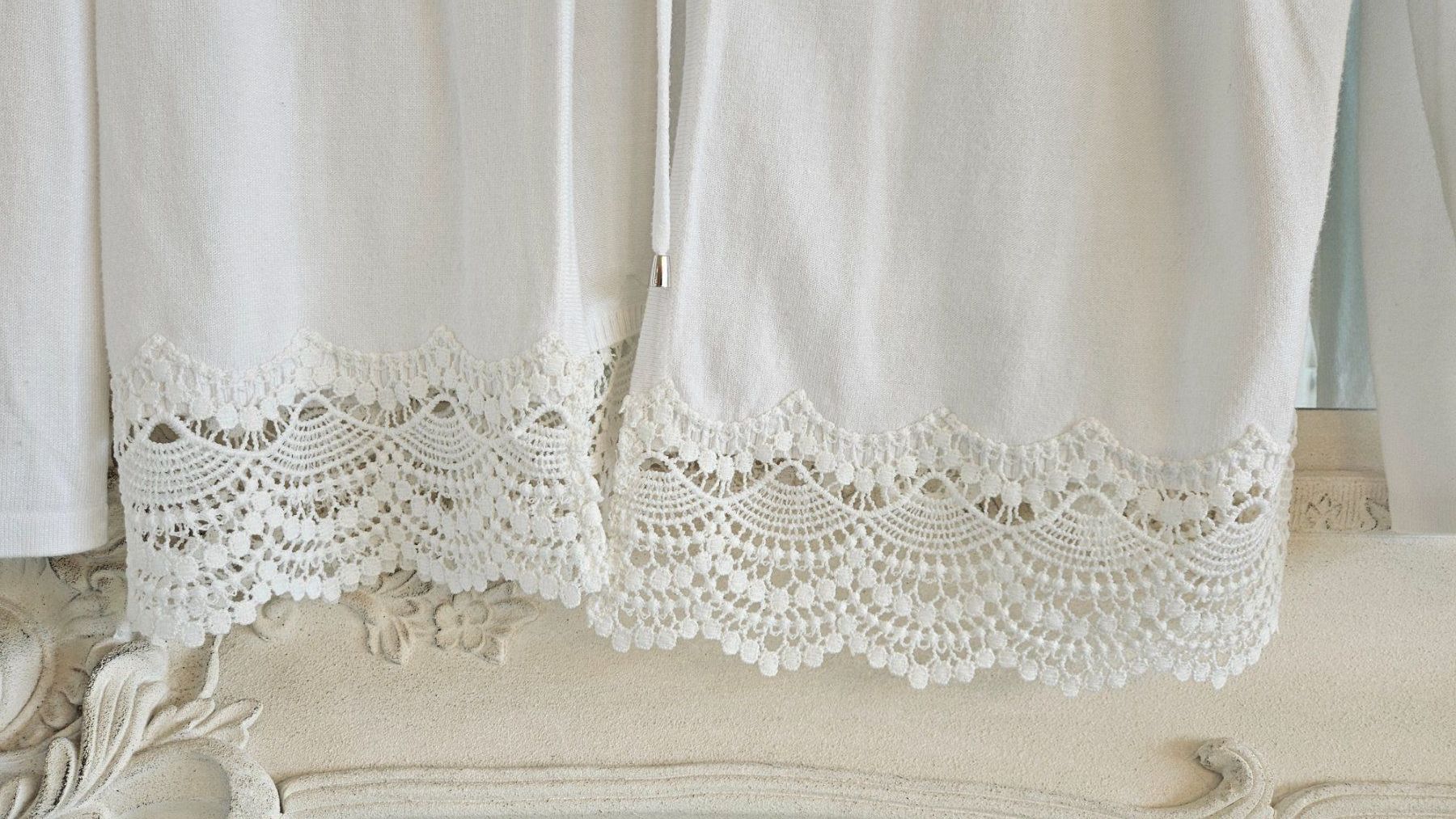 C&A Giacche: Strickjacke Weiss mit Spitze Gr. M / 38 – Usato da Gossau ZH venduto da fashiontwo 3