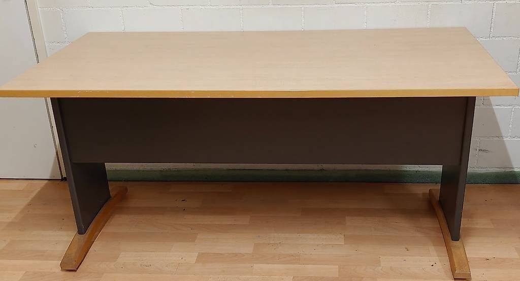 Schreibtische: Bürotisch – Gebraucht aus Chur von MauMau.ch