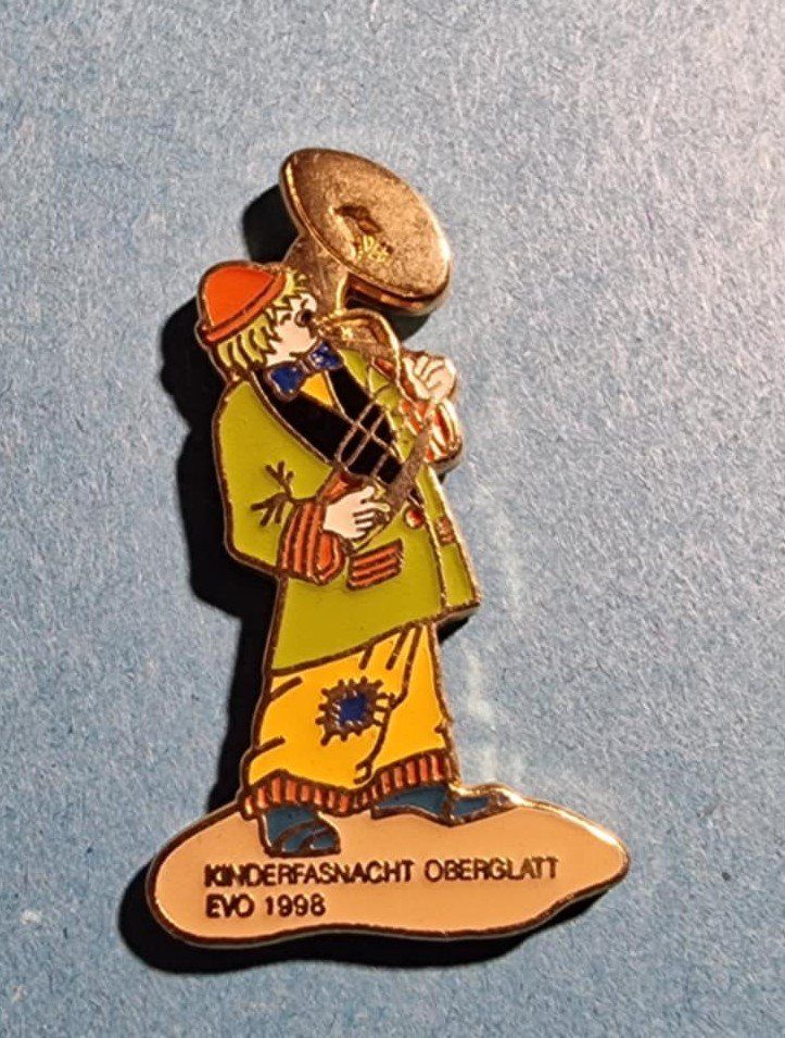 Placchette & Badge: Pin Kinderfasnacht EVO Oberglatt 1998 – Usato da Härkingen venduto da specialshapes