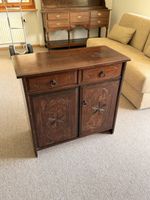 Meuble ancien en bois massif avec motifs sculptés
