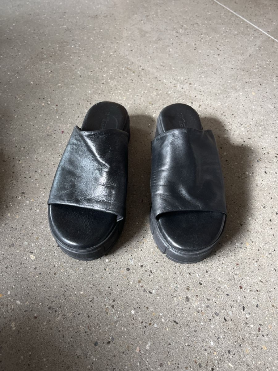 Tamaris Scarpe da donna: Tamaris Slides Schwarz Gr. 38 – Usato da Zürich venduto da jasiq