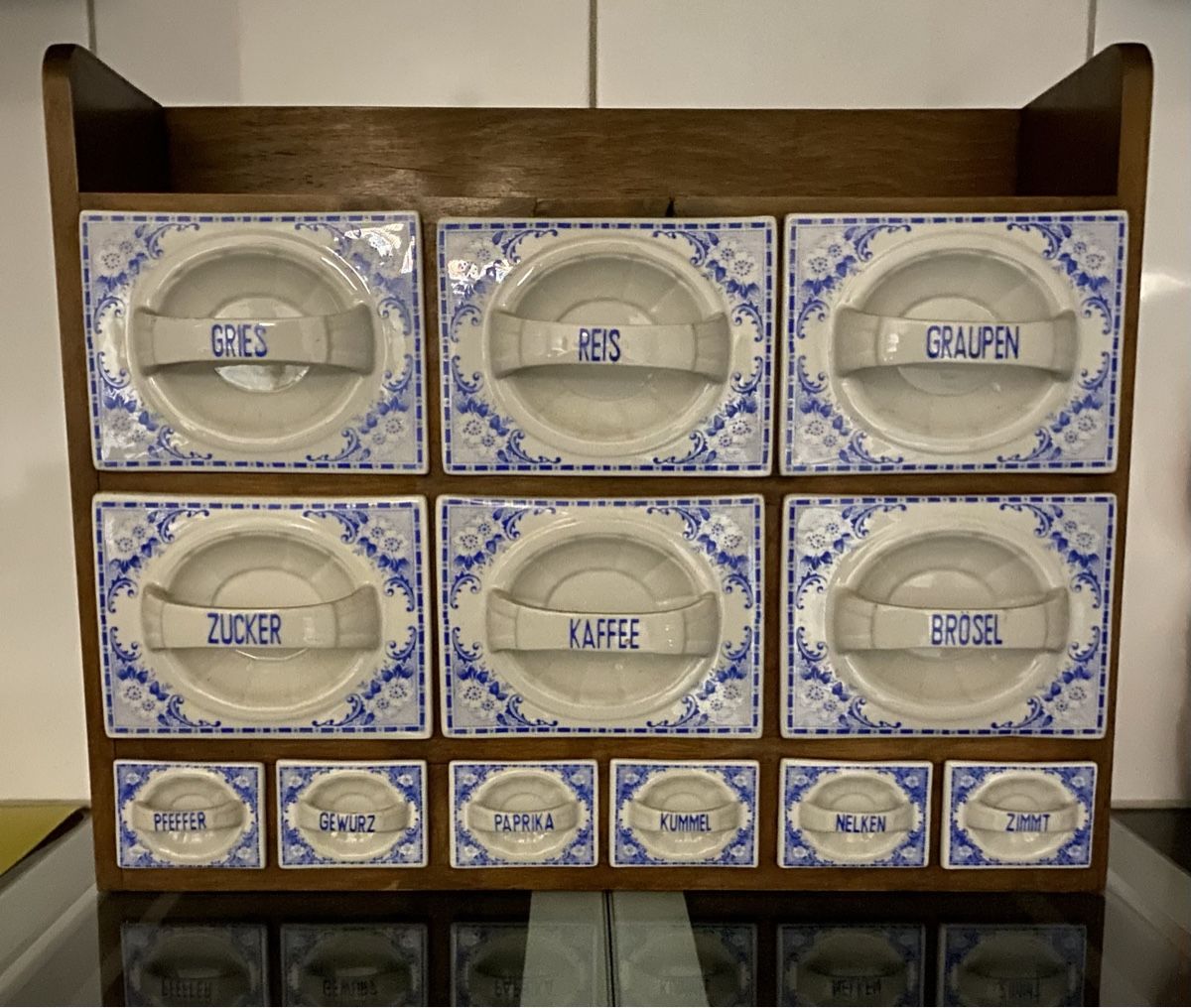 Gewürzregal Antik / Jugendstil mit Keramikschütten (Gebraucht) in Pfäffikon SZ für CHF 350 – mit Lieferung auf Ricardo kaufen