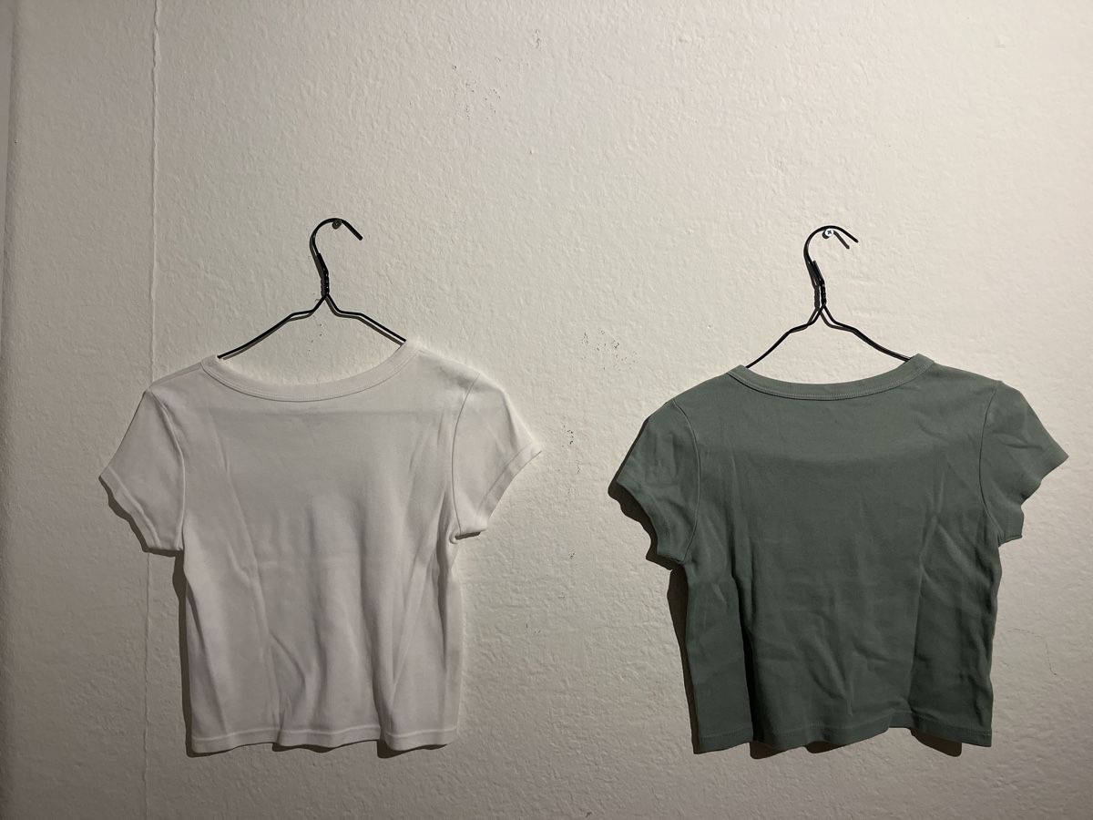 Brandy Melville Blusen, T-Shirts & Tops: 2er Set Crop Tops von Brandy Melville – Gebraucht aus Unterägeri von bienzlorena 1