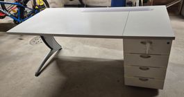 Schreibtisch weiss mit Schubladenelement gebraucht Zustand