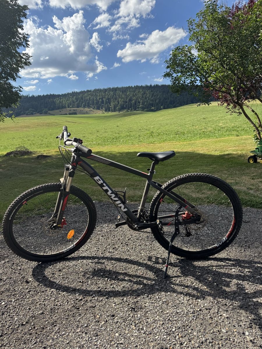 Vélos: VTT B'TWIN Rockrider 540  – D'occasion à Les Verrières par chl_5bnz