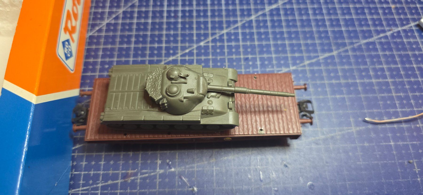 Roco Modellini di ferrovie: Roco Flachwagen mit panzer AC/DC – Usato da Hochfelden venduto da Danizh0 1