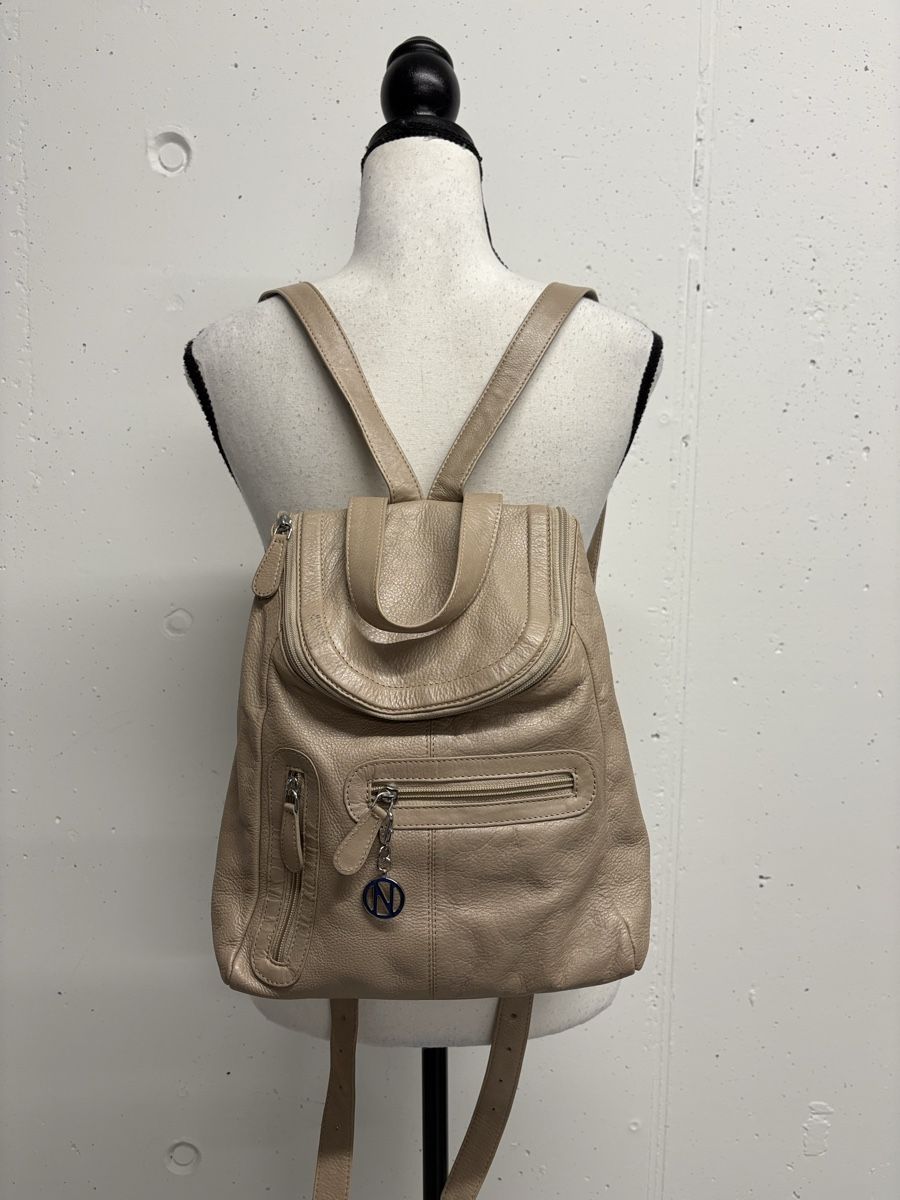 Zaini: NIKA Lederrucksack in beige – Usato da Regensdorf venduto da secondchancefashion
