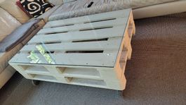 Couchtisch aus Europalette weiss mit massiver Glasplatte